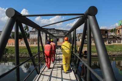 notícia: Governo conclui instalação de três passarelas metálicas no Canal do Tucunduba