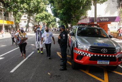 notícia: Cerca de 100 mil pessoas foram às ruas em procissões informais neste domingo