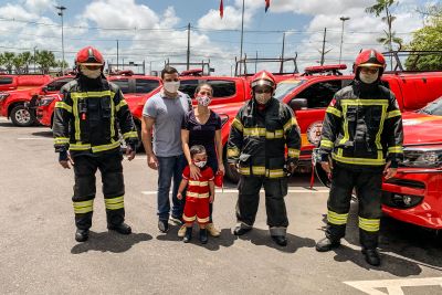 notícia: No mês das crianças, Bombeiros realizam sonho de menino de 4 anos