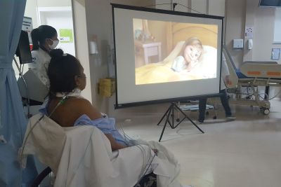 notícia: Hospital Galileu promove sessão de cinema para pacientes da UTI