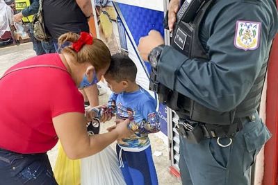 notícia: Militares do 2º BPM encontram criança de quatro anos perdida no centro comercial de Belém