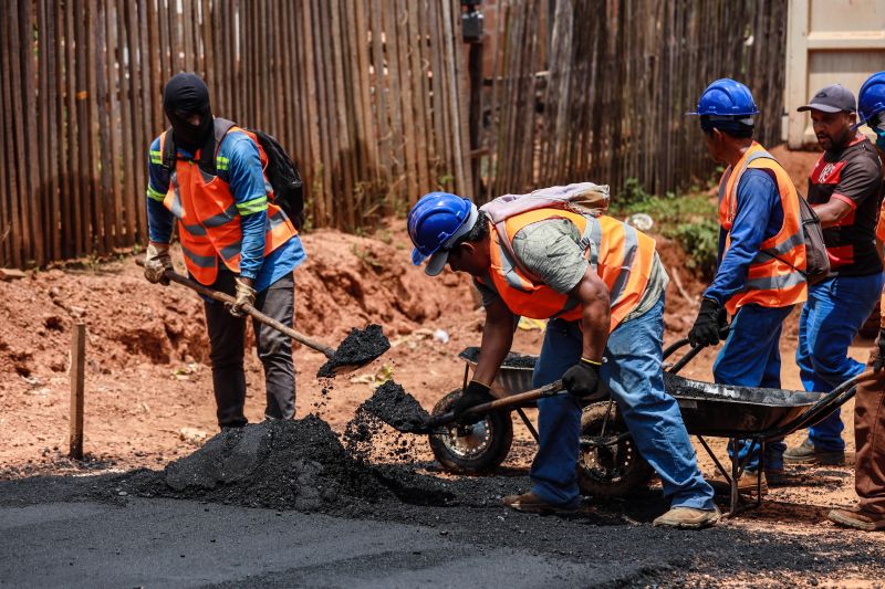 Tucuruí PA - imagens da pavimentação e obras de drenagem da rua 15 de dezembro- fotos Marcelo Seabra / Ag.Pará <div class='credito_fotos'>Foto: Marcelo Seabra / Ag. Pará   |   <a href='/midias/2021/originais/10015_14eca888-93c7-b939-512f-ef9940a120b1.jpg' download><i class='fa-solid fa-download'></i> Download</a></div>