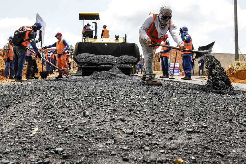 Tucuruí PA - imagens da pavimentação e obras de drenagem da rua 15 de dezembro- fotos Marcelo Seabra / Ag.Pará <div class='credito_fotos'>Foto: Marcelo Seabra / Ag. Pará   |   <a href='/midias/2021/originais/10015_22509458-d474-3322-a3a2-8f213ea4f8af.jpg' download><i class='fa-solid fa-download'></i> Download</a></div>