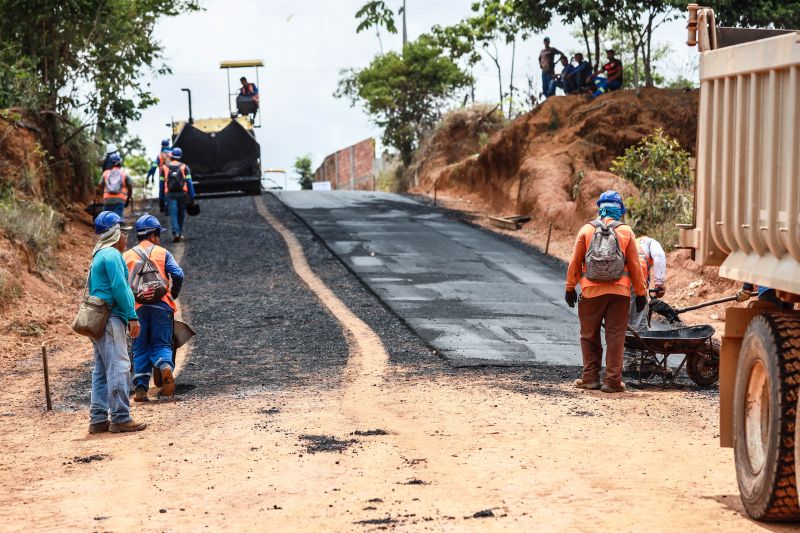 Tucuruí PA - imagens da pavimentação e obras de drenagem da rua 15 de dezembro- fotos Marcelo Seabra / Ag.Pará <div class='credito_fotos'>Foto: Marcelo Seabra / Ag. Pará   |   <a href='/midias/2021/originais/10015_287f42cf-8476-b152-4b2f-f0d833390821.jpg' download><i class='fa-solid fa-download'></i> Download</a></div>