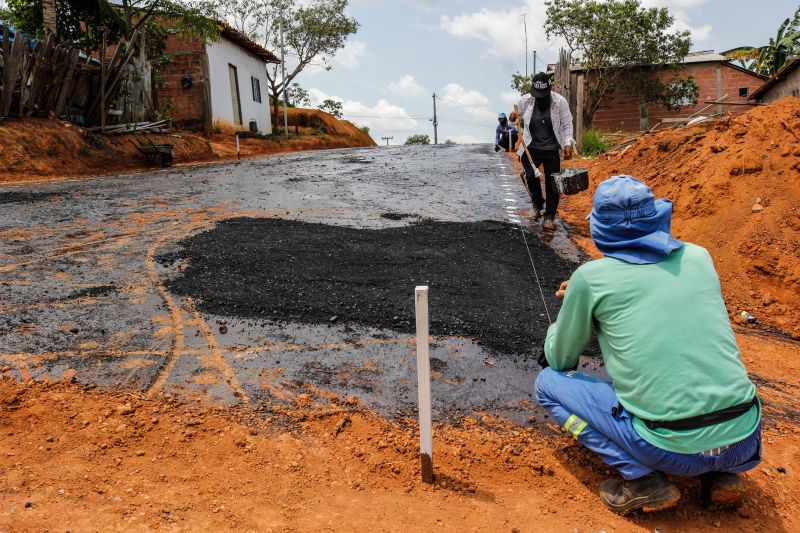 Tucuruí PA - imagens da pavimentação e obras de drenagem da rua 15 de dezembro- fotos Marcelo Seabra / Ag.Pará <div class='credito_fotos'>Foto: Marcelo Seabra / Ag. Pará   |   <a href='/midias/2021/originais/10015_44e21467-1860-b9bd-d29c-e3a28f49aec3.jpg' download><i class='fa-solid fa-download'></i> Download</a></div>