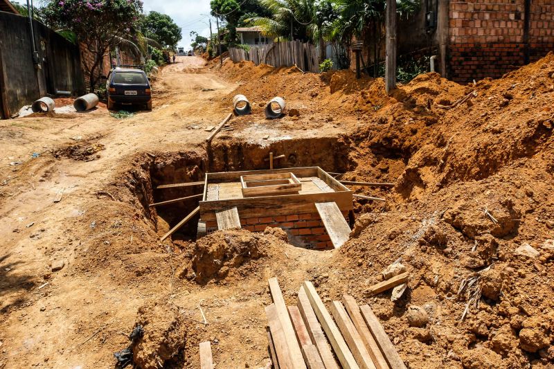 Tucuruí PA - imagens da pavimentação e obras de drenagem da rua 15 de dezembro- fotos Marcelo Seabra / Ag.Pará <div class='credito_fotos'>Foto: Marcelo Seabra / Ag. Pará   |   <a href='/midias/2021/originais/10015_4fc8d3df-e38f-4b50-0bab-75246d3bc758.jpg' download><i class='fa-solid fa-download'></i> Download</a></div>