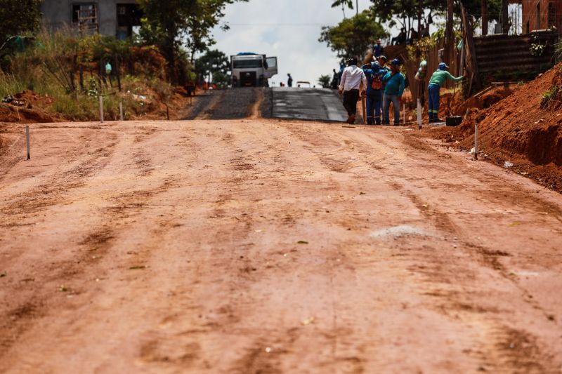 Tucuruí PA - imagens da pavimentação e obras de drenagem da rua 15 de dezembro- fotos Marcelo Seabra / Ag.Pará <div class='credito_fotos'>Foto: Marcelo Seabra / Ag. Pará   |   <a href='/midias/2021/originais/10015_6f9f9125-325b-74db-b70b-9147f96800d2.jpg' download><i class='fa-solid fa-download'></i> Download</a></div>