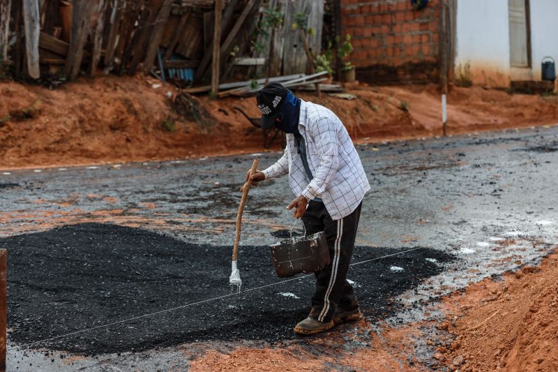 Tucuruí PA - imagens da pavimentação e obras de drenagem da rua 15 de dezembro- fotos Marcelo Seabra / Ag.Pará <div class='credito_fotos'>Foto: Marcelo Seabra / Ag. Pará   |   <a href='/midias/2021/originais/10015_7990e022-4c86-838c-ce4a-5aa2e0464380.jpg' download><i class='fa-solid fa-download'></i> Download</a></div>