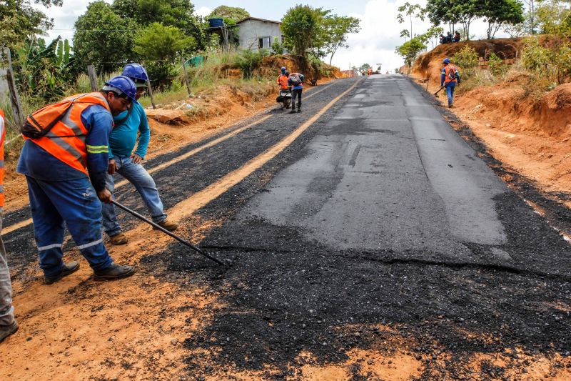 Tucuruí PA - imagens da pavimentação e obras de drenagem da rua 15 de dezembro- fotos Marcelo Seabra / Ag.Pará <div class='credito_fotos'>Foto: Marcelo Seabra / Ag. Pará   |   <a href='/midias/2021/originais/10015_a3b4a99a-1b44-2d5d-447f-aaf1e27bd6e4.jpg' download><i class='fa-solid fa-download'></i> Download</a></div>