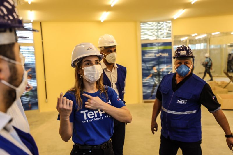 visita-primeira-dama-usinas-da-paz-icui-fotos-pedro-guerreiro-agpara

Dona Maria - Primeira funcionária registrada da obra. <div class='credito_fotos'>Foto: Pedro Guerreiro / Ag. Pará   |   <a href='/midias/2021/originais/10047_17f13145-25ad-62c4-f341-1071756a8f91.jpg' download><i class='fa-solid fa-download'></i> Download</a></div>