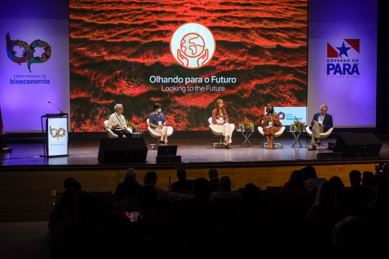 Ricardo Abramovay, Tatiana Schor sec Amazônas, Gabriele Biaachi, Dra Flora Tibazarwa e Roberto Waack  <div class='credito_fotos'>Foto: Marco Santos / Ag. Pará   |   <a href='/midias/2021/originais/10071_e4cba7b6-f99e-8f49-f491-6e70acd374c3.jpg' download><i class='fa-solid fa-download'></i> Download</a></div>