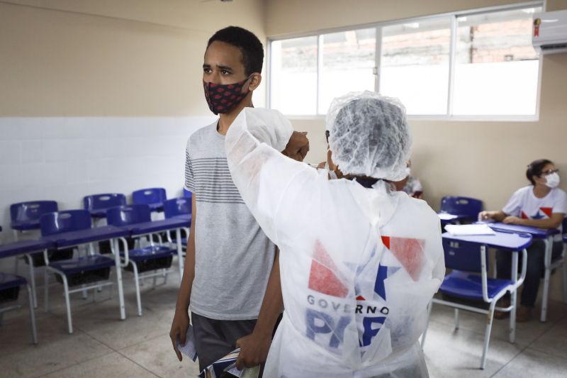 Mutirão vacinação. Na foto: ANDERSON OLIVEIRA <div class='credito_fotos'>Foto: Marcelo Seabra / Ag. Pará   |   <a href='/midias/2021/originais/10132_7121c92f-73b0-2d81-305c-f801b988ea6c.jpg' download><i class='fa-solid fa-download'></i> Download</a></div>