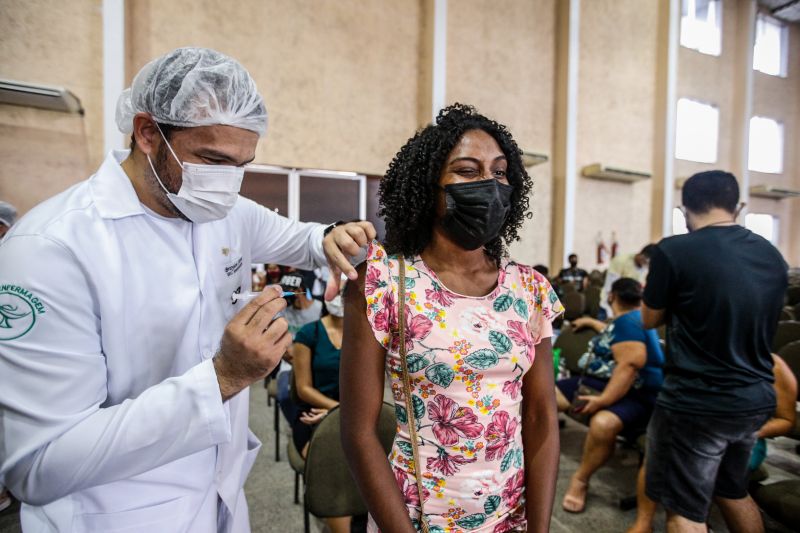 Mutirão de vacinas contra o COVID-19 em Ananindeua igreja Labareda de fogo Fotos Marco Santos/AGPARA <div class='credito_fotos'>Foto: Marco Santos / Ag. Pará   |   <a href='/midias/2021/originais/10137_13fe7abc-7f19-75b9-6a4f-a5ae7e9efb73.jpg' download><i class='fa-solid fa-download'></i> Download</a></div>