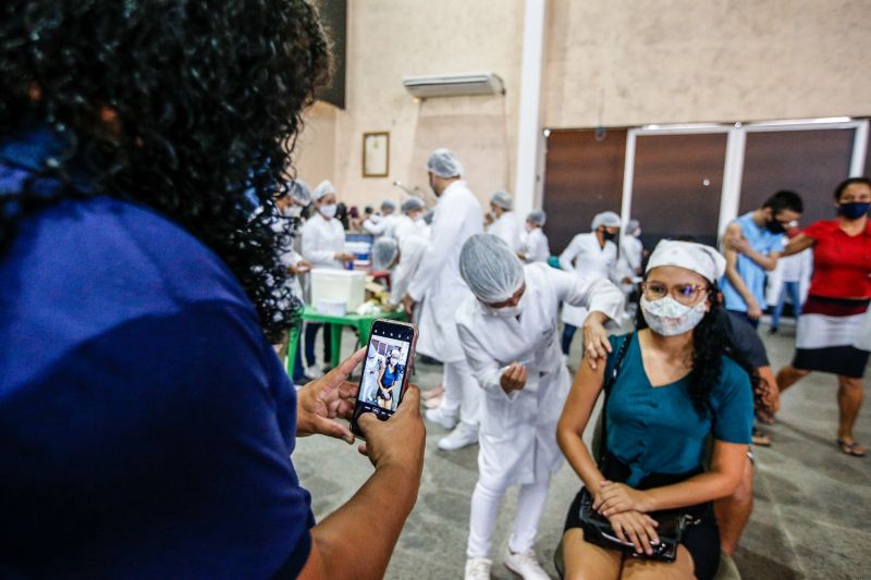 Mutirão de vacinas contra o COVID-19 em Ananindeua igreja Labareda de fogo Fotos Marco Santos/AGPARA <div class='credito_fotos'>Foto: Marco Santos / Ag. Pará   |   <a href='/midias/2021/originais/10137_d13ef1e5-275b-03c9-0ad7-24e9644985c1.jpg' download><i class='fa-solid fa-download'></i> Download</a></div>