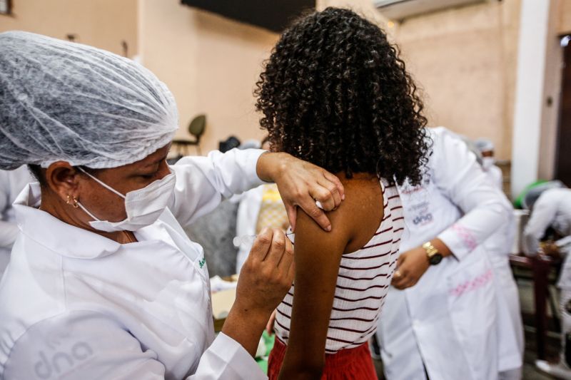 Mutirão de vacinas contra o COVID-19 em Ananindeua igreja Labareda de fogo Fotos Marco Santos/AGPARA <div class='credito_fotos'>Foto: Marco Santos / Ag. Pará   |   <a href='/midias/2021/originais/10137_dd2bd36f-8b06-3a09-3556-f1f2000aae2e.jpg' download><i class='fa-solid fa-download'></i> Download</a></div>