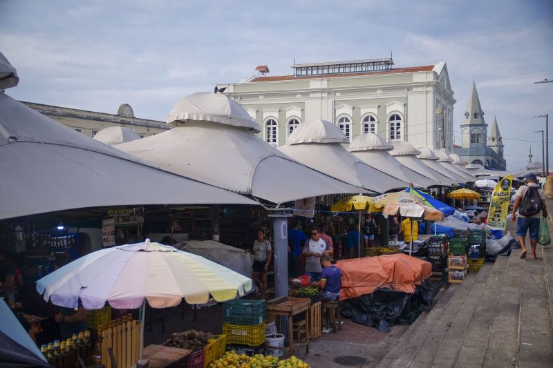 Mercado do Ver-o-Peso, Belém <div class='credito_fotos'>Foto: Pedro Guerreiro / Ag. Pará   |   <a href='/midias/2021/originais/10181_ae690fcf-fbbd-7289-381a-ef69dd72320b.jpg' download><i class='fa-solid fa-download'></i> Download</a></div>