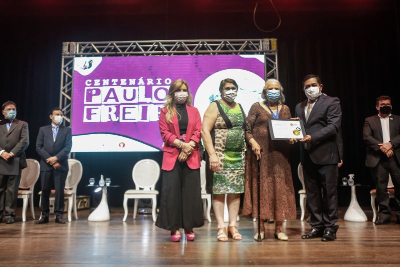 entrega do Título Doutor Honoris Causa concedido à
Paulo Freire, representado por Nita Freire na noite desta
quarta-feira, 17, no Teatro Maria Sylvia Nunes.

FOTOS: Nailana Thiely / UEPA <div class='credito_fotos'>Foto: Nailana Thiely / Ascom Uepa   |   <a href='/midias/2021/originais/10251_0c5862d1-6c62-3cdd-4fc5-c3edbaed28ee.jpg' download><i class='fa-solid fa-download'></i> Download</a></div>