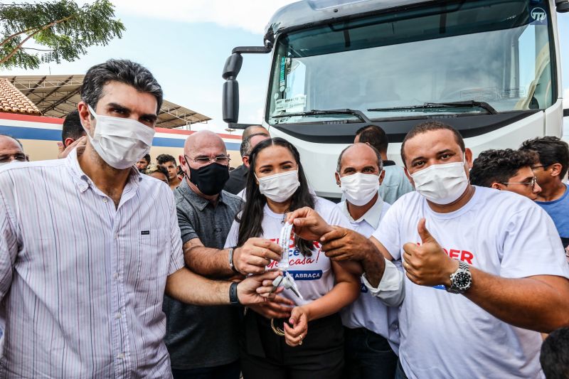 O Governo do Pará entrega R$ 17 milhões em investimentos ao município de Floresta do Araguaia, na região Sudeste. Além da entrega da Escola Estadual Monsenhor Augusto Dias de Brito, totalmente reconstruída com investimento de R$ 3 milhões, oriundos do Tesouro Estadual, o governo assinou diversos convênios com a prefeitura municipal, direcionados principalmente às melhorias na infraestrutura do município.

FOTO: MARCO SANTOS/AGPARÁ <div class='credito_fotos'>Foto: Marco Santos / Ag. Pará   |   <a href='/midias/2021/originais/10265_081da316-80d5-0a24-ca44-677cd291d0e9.jpg' download><i class='fa-solid fa-download'></i> Download</a></div>