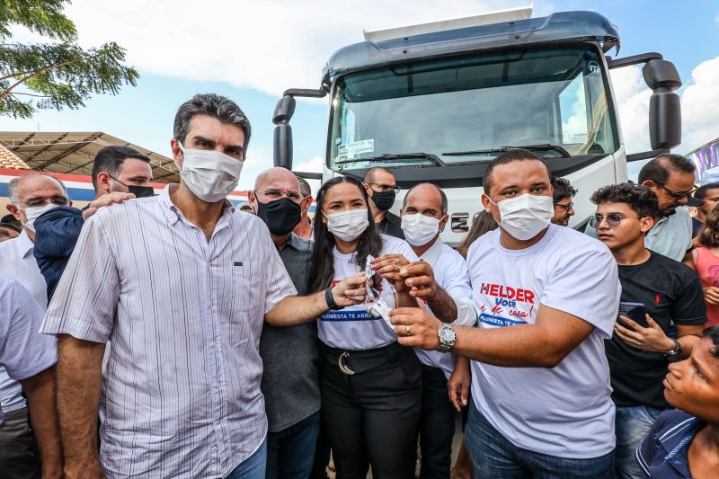 O Governo do Pará entrega R$ 17 milhões em investimentos ao município de Floresta do Araguaia, na região Sudeste. Além da entrega da Escola Estadual Monsenhor Augusto Dias de Brito, totalmente reconstruída com investimento de R$ 3 milhões, oriundos do Tesouro Estadual, o governo assinou diversos convênios com a prefeitura municipal, direcionados principalmente às melhorias na infraestrutura do município.

FOTO: MARCO SANTOS/AGPARÁ <div class='credito_fotos'>Foto: Marco Santos / Ag. Pará   |   <a href='/midias/2021/originais/10265_107cc857-5744-dac5-deb1-46aec53e742b.jpg' download><i class='fa-solid fa-download'></i> Download</a></div>