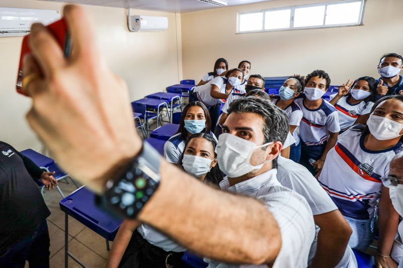 O Governo do Pará entrega R$ 17 milhões em investimentos ao município de Floresta do Araguaia, na região Sudeste. Além da entrega da Escola Estadual Monsenhor Augusto Dias de Brito, totalmente reconstruída com investimento de R$ 3 milhões, oriundos do Tesouro Estadual, o governo assinou diversos convênios com a prefeitura municipal, direcionados principalmente às melhorias na infraestrutura do município.

FOTO: MARCO SANTOS/AGPARÁ <div class='credito_fotos'>Foto: Marco Santos / Ag. Pará   |   <a href='/midias/2021/originais/10265_53ff7396-46bb-3e59-b7ca-9fe42d8020be.jpg' download><i class='fa-solid fa-download'></i> Download</a></div>