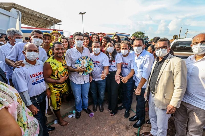 O Governo do Pará entrega R$ 17 milhões em investimentos ao município de Floresta do Araguaia, na região Sudeste. Além da entrega da Escola Estadual Monsenhor Augusto Dias de Brito, totalmente reconstruída com investimento de R$ 3 milhões, oriundos do Tesouro Estadual, o governo assinou diversos convênios com a prefeitura municipal, direcionados principalmente às melhorias na infraestrutura do município.

FOTO: MARCO SANTOS/AGPARÁ <div class='credito_fotos'>Foto: Marco Santos / Ag. Pará   |   <a href='/midias/2021/originais/10265_b3a81c56-5df1-552b-d3b1-2ef1eda74eab.jpg' download><i class='fa-solid fa-download'></i> Download</a></div>