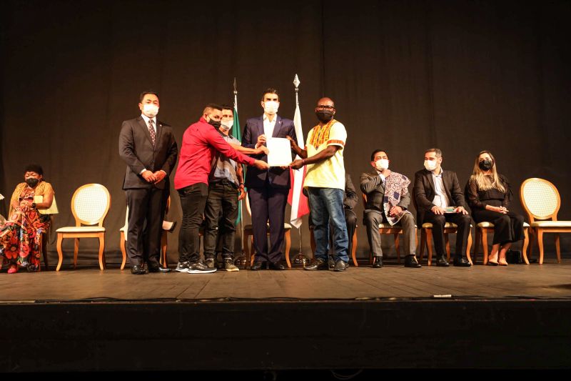 Sanção do estatuto da Igualdade Racial/ Lançamento do Plano Estadual de Políticas Públicas para  os povos tradicionais/ lançamento do memorial da consciência negra/ entrega de títulos  de reconhecimento Territórios quilombolas

Foto: Bruno Cecim / Agência Para <div class='credito_fotos'>Foto: Bruno Cecim / Ag.Pará   |   <a href='/midias/2021/originais/10273_2bf00a9a-a468-7c9e-96ac-8aecaf14d346.jpg' download><i class='fa-solid fa-download'></i> Download</a></div>