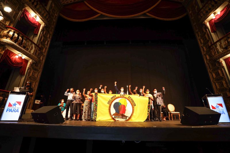 Sanção do estatuto da Igualdade Racial/ Lançamento do Plano Estadual de Políticas Públicas para  os povos tradicionais/ lançamento do memorial da consciência negra/ entrega de títulos  de reconhecimento Territórios quilombolas

Foto: Bruno Cecim / Agência Para <div class='credito_fotos'>Foto: Bruno Cecim / Ag.Pará   |   <a href='/midias/2021/originais/10273_31d0810c-dff9-96cf-7cbc-bd8604d8b6d4.jpg' download><i class='fa-solid fa-download'></i> Download</a></div>