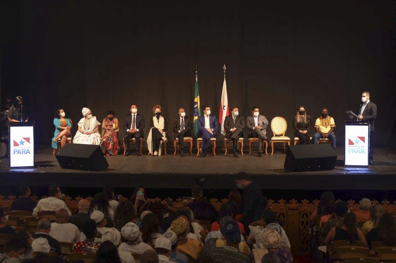 Sanção do estatuto da Igualdade Racial/ Lançamento do Plano Estadual de Políticas Públicas para  os povos tradicionais/ lançamento do memorial da consciência negra/ entrega de títulos  de reconhecimento Territórios quilombolas

Foto: Bruno Cecim / Agência Para <div class='credito_fotos'>Foto: Bruno Cecim / Ag.Pará   |   <a href='/midias/2021/originais/10273_3d9d36ef-93b0-95c1-0c76-6ce958ae0403.jpg' download><i class='fa-solid fa-download'></i> Download</a></div>