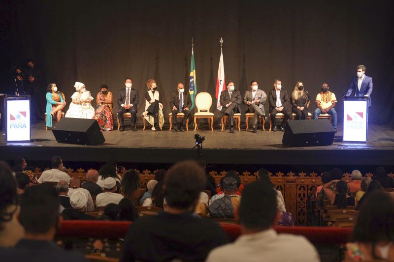 Sanção do estatuto da Igualdade Racial/ Lançamento do Plano Estadual de Políticas Públicas para  os povos tradicionais/ lançamento do memorial da consciência negra/ entrega de títulos  de reconhecimento Territórios quilombolas

Foto: Bruno Cecim / Agência Para <div class='credito_fotos'>Foto: Bruno Cecim / Ag.Pará   |   <a href='/midias/2021/originais/10273_46947582-eba1-2a4e-c316-fe89488a0f34.jpg' download><i class='fa-solid fa-download'></i> Download</a></div>