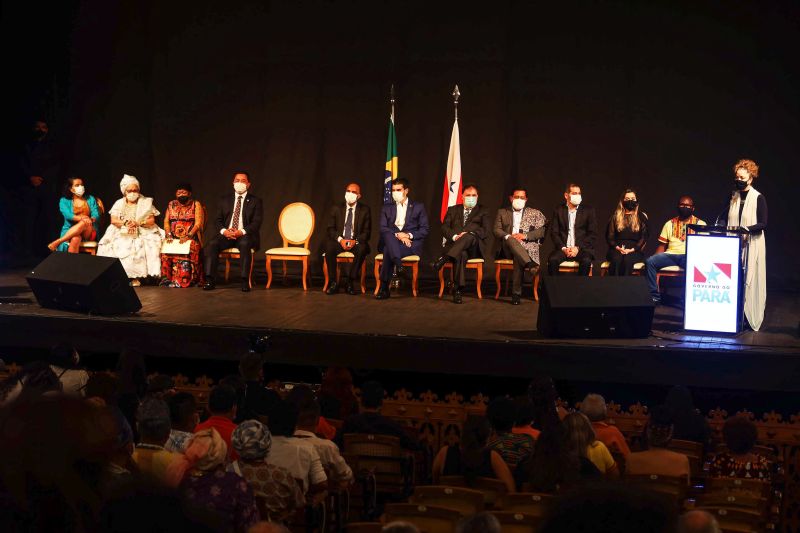 Sanção do estatuto da Igualdade Racial/ Lançamento do Plano Estadual de Políticas Públicas para  os povos tradicionais/ lançamento do memorial da consciência negra/ entrega de títulos  de reconhecimento Territórios quilombolas

Foto: Bruno Cecim / Agência Para <div class='credito_fotos'>Foto: Bruno Cecim / Ag.Pará   |   <a href='/midias/2021/originais/10273_504704b0-3068-9329-b133-dceff1dff919.jpg' download><i class='fa-solid fa-download'></i> Download</a></div>