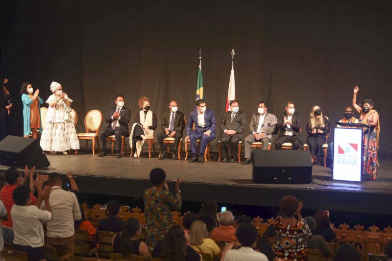 Sanção do estatuto da Igualdade Racial/ Lançamento do Plano Estadual de Políticas Públicas para  os povos tradicionais/ lançamento do memorial da consciência negra/ entrega de títulos  de reconhecimento Territórios quilombolas

Foto: Bruno Cecim / Agência Para <div class='credito_fotos'>Foto: Bruno Cecim / Ag.Pará   |   <a href='/midias/2021/originais/10273_6bc27e69-0d97-fea8-7993-2fb2104b7a5e.jpg' download><i class='fa-solid fa-download'></i> Download</a></div>