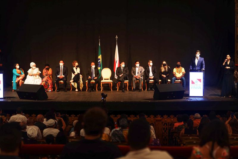 Sanção do estatuto da Igualdade Racial/ Lançamento do Plano Estadual de Políticas Públicas para  os povos tradicionais/ lançamento do memorial da consciência negra/ entrega de títulos  de reconhecimento Territórios quilombolas

Foto: Bruno Cecim / Agência Para <div class='credito_fotos'>Foto: Bruno Cecim / Ag.Pará   |   <a href='/midias/2021/originais/10273_78748135-4f95-a65d-3062-1fe29b2939bb.jpg' download><i class='fa-solid fa-download'></i> Download</a></div>