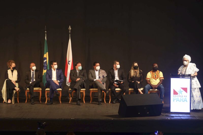 Sanção do estatuto da Igualdade Racial/ Lançamento do Plano Estadual de Políticas Públicas para  os povos tradicionais/ lançamento do memorial da consciência negra/ entrega de títulos  de reconhecimento Territórios quilombolas

Foto: Bruno Cecim / Agência Para <div class='credito_fotos'>Foto: Bruno Cecim / Ag.Pará   |   <a href='/midias/2021/originais/10273_8c492687-d1c9-b235-054a-e3457bfebd0c.jpg' download><i class='fa-solid fa-download'></i> Download</a></div>