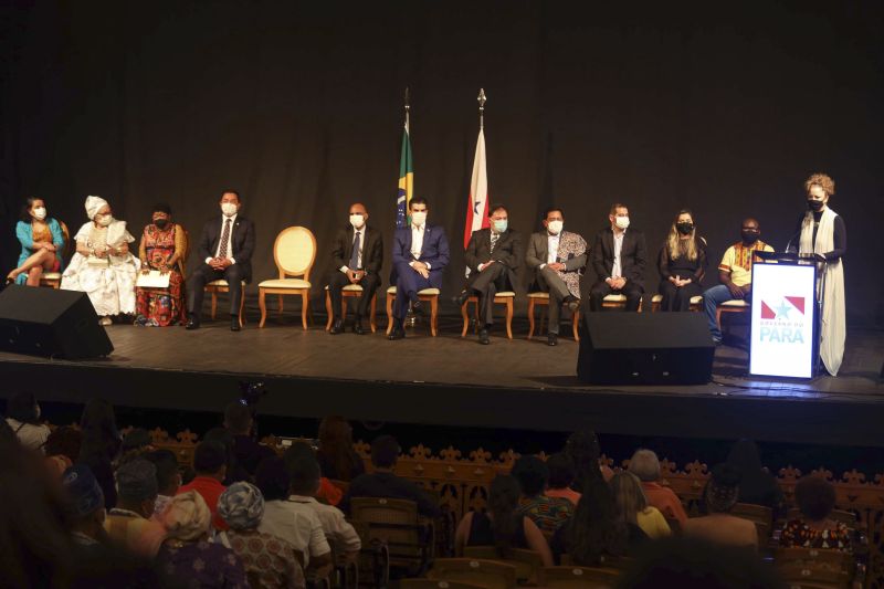 Sanção do estatuto da Igualdade Racial/ Lançamento do Plano Estadual de Políticas Públicas para  os povos tradicionais/ lançamento do memorial da consciência negra/ entrega de títulos  de reconhecimento Territórios quilombolas

Foto: Bruno Cecim / Agência Para <div class='credito_fotos'>Foto: Bruno Cecim / Ag.Pará   |   <a href='/midias/2021/originais/10273_8ec8c5f0-cf93-b879-4403-210f4cb3fda6.jpg' download><i class='fa-solid fa-download'></i> Download</a></div>