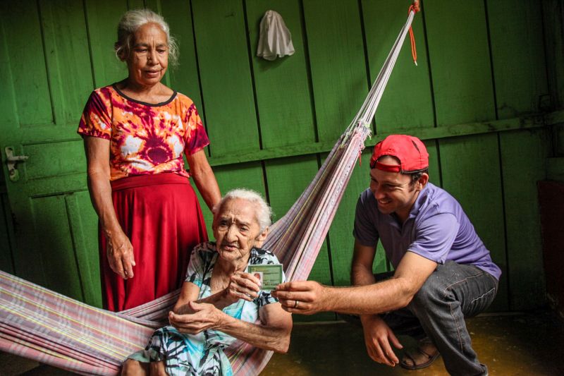 Caravana de Cidadania em Jacunda

fotos: wagner almeida / sejudh

NA FOTO: Maria Lúcia de Melo Souza, 62, Luiza Gonzaga do Espírito Santo,  97, Jeniano Melo Silva. <div class='credito_fotos'>Foto: Wagner Almeida/ Ascom Sejudh   |   <a href='/midias/2021/originais/10323_61314058-09a0-57be-829a-8867b7921fc1.jpg' download><i class='fa-solid fa-download'></i> Download</a></div>