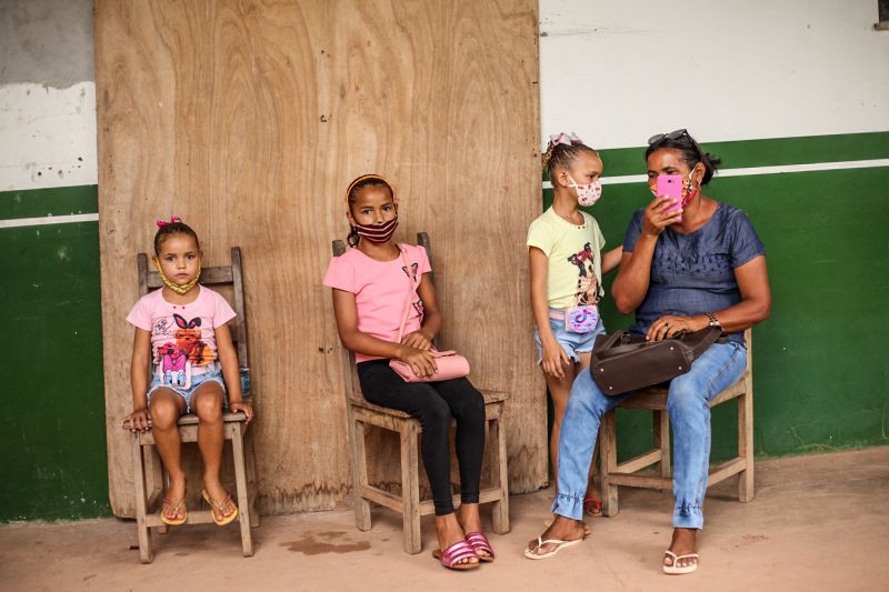 NA FOTO: 
Carmen Lucia da Silva, 52 Avó das crianças.
Estefânia Silva, 08
Eduarda Silva, 12
Suelen Silva, 06
Vieram da zona rural pra tirar documentos.  <div class='credito_fotos'>Foto: Wagner Almeida/ Ascom Sejudh   |   <a href='/midias/2021/originais/10344_42b87c47-b4b9-d5a3-af55-9dd8262d1b16.jpg' download><i class='fa-solid fa-download'></i> Download</a></div>