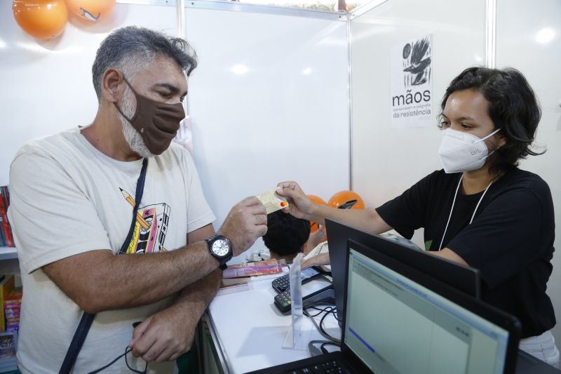 Estado garante aquisição de obras literárias na Feira Pan-Amazônica do Livro <div class='credito_fotos'>Foto: MARIO QUADROS / ASCOM SECULT   |   <a href='/midias/2021/originais/10370_3deaa76f-35ee-df9b-b574-3425893c884b.jpg' download><i class='fa-solid fa-download'></i> Download</a></div>