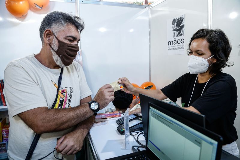 Estado garante aquisição de obras literárias na Feira Pan-Amazônica do Livro <div class='credito_fotos'>Foto: MARIO QUADROS / ASCOM SECULT   |   <a href='/midias/2021/originais/10370_52a66e8b-c4ec-8aa4-c792-b3fae4516f7d.jpg' download><i class='fa-solid fa-download'></i> Download</a></div>