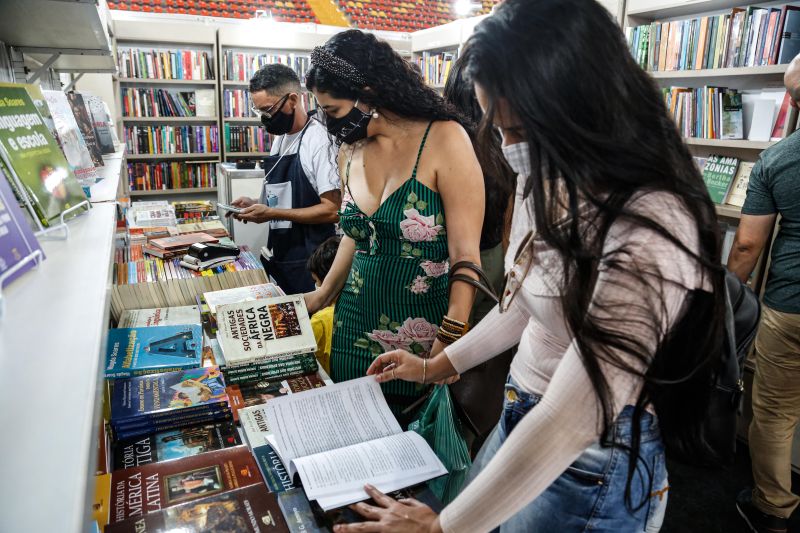 Estado garante aquisição de obras literárias na Feira Pan-Amazônica do Livro <div class='credito_fotos'>Foto: MARIO QUADROS / ASCOM SECULT   |   <a href='/midias/2021/originais/10370_9bca7585-c956-81ed-76e5-2b622c94c603.jpg' download><i class='fa-solid fa-download'></i> Download</a></div>