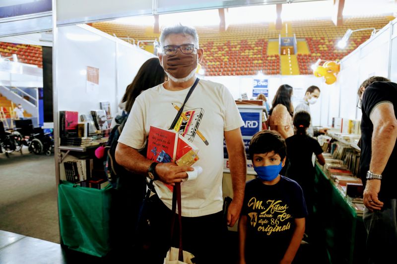 Estado garante aquisição de obras literárias na Feira Pan-Amazônica do Livro <div class='credito_fotos'>Foto: MARIO QUADROS / ASCOM SECULT   |   <a href='/midias/2021/originais/10370_b09f9e16-e4ad-977b-e532-22029d8baf6a.jpg' download><i class='fa-solid fa-download'></i> Download</a></div>