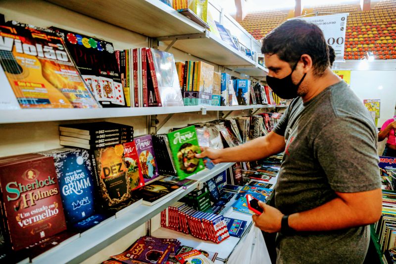 Estado garante aquisição de obras literárias na Feira Pan-Amazônica do Livro <div class='credito_fotos'>Foto: MARIO QUADROS / ASCOM SECULT   |   <a href='/midias/2021/originais/10370_dd025ddf-6f07-6351-3541-91e455006b5f.jpg' download><i class='fa-solid fa-download'></i> Download</a></div>