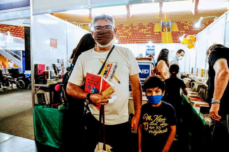 Estado garante aquisição de obras literárias na Feira Pan-Amazônica do Livro <div class='credito_fotos'>Foto: MARIO QUADROS / ASCOM SECULT   |   <a href='/midias/2021/originais/10370_e2a412f2-66f2-7f77-5d24-ecda7a0cd2ab.jpg' download><i class='fa-solid fa-download'></i> Download</a></div>