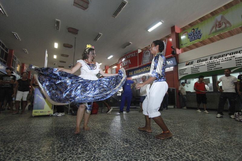 BelÃ©m ParÃ¡ Brasil Cadreno Cidade - MovimentaÃ§Ã£o e recepÃ§Ã£o aos romeiros no terminal  - Augusto Nobre. 10/10/13 - Foto Ricardo AmanajÃ¡s/Diario do ParÃ¡. <div class='credito_fotos'>Foto: Bruno Cecim / Ag.Pará   |   <a href='/midias/2021/originais/7175_586f23b7-da08-8763-7892-338065499c4c.jpg' download><i class='fa-solid fa-download'></i> Download</a></div>