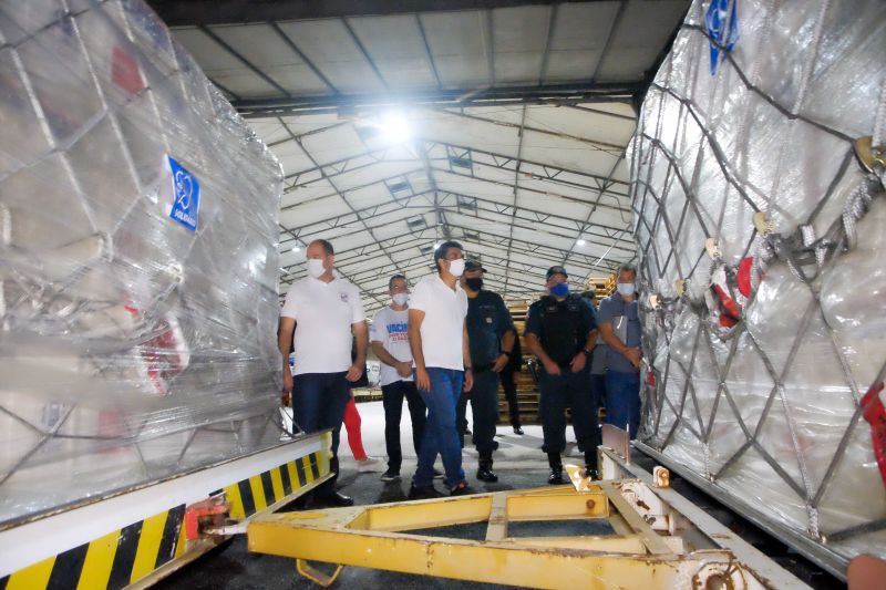 Vacinas para combater o Covid19 chegam a Belém para serem distribuídas pelos quatro cantos do Estado. <div class='credito_fotos'>Foto: Pedro Guerreiro / Ag. Pará   |   <a href='/midias/2021/originais/7202_14cb5436-5529-7df6-5e2b-f52d02c9fe60.jpg' download><i class='fa-solid fa-download'></i> Download</a></div>