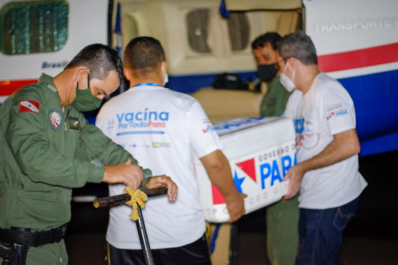 Vacinas para combater o Covid19 chegam a Belém para serem distribuídas pelos quatro cantos do Estado. <div class='credito_fotos'>Foto: Pedro Guerreiro / Ag. Pará   |   <a href='/midias/2021/originais/7202_18888f28-be34-34d6-cbb1-3ef177e00109.jpg' download><i class='fa-solid fa-download'></i> Download</a></div>