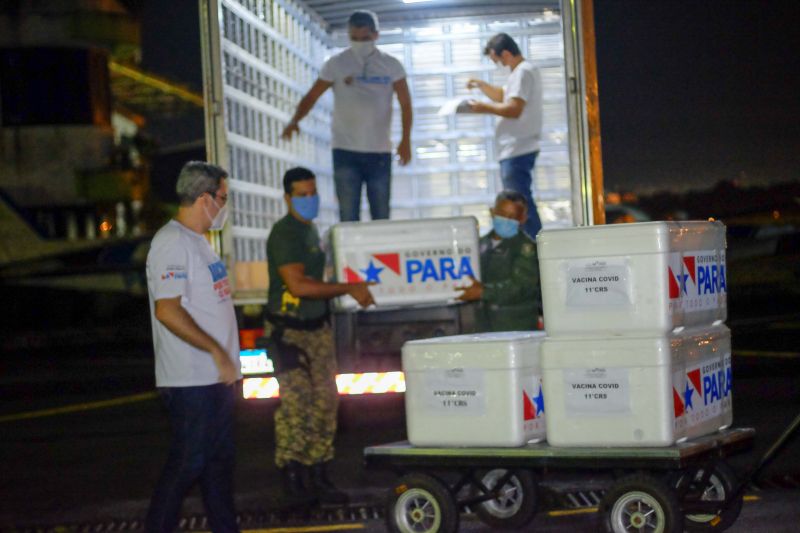 Vacinas para combater o Covid19 chegam a Belém para serem distribuídas pelos quatro cantos do Estado. <div class='credito_fotos'>Foto: Pedro Guerreiro / Ag. Pará   |   <a href='/midias/2021/originais/7202_32e0c6a9-f4f1-8e2c-48db-7686d19f0586.jpg' download><i class='fa-solid fa-download'></i> Download</a></div>