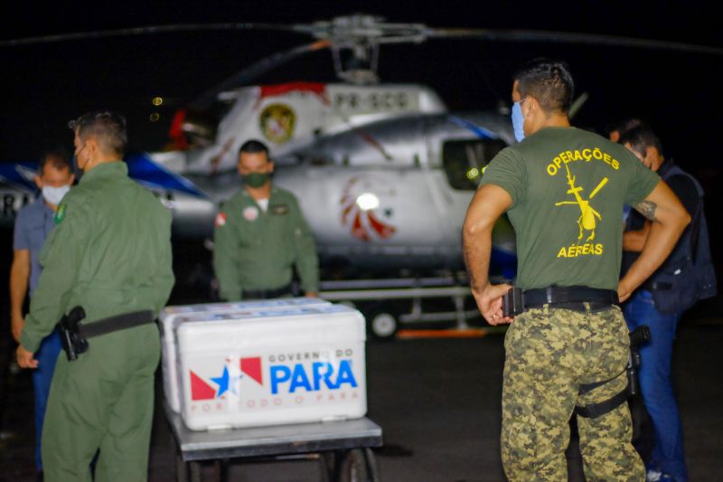 Vacinas para combater o Covid19 chegam a Belém para serem distribuídas pelos quatro cantos do Estado. <div class='credito_fotos'>Foto: Pedro Guerreiro / Ag. Pará   |   <a href='/midias/2021/originais/7202_6c20d3b2-6365-c4d5-b64e-3d762c04c8ee.jpg' download><i class='fa-solid fa-download'></i> Download</a></div>