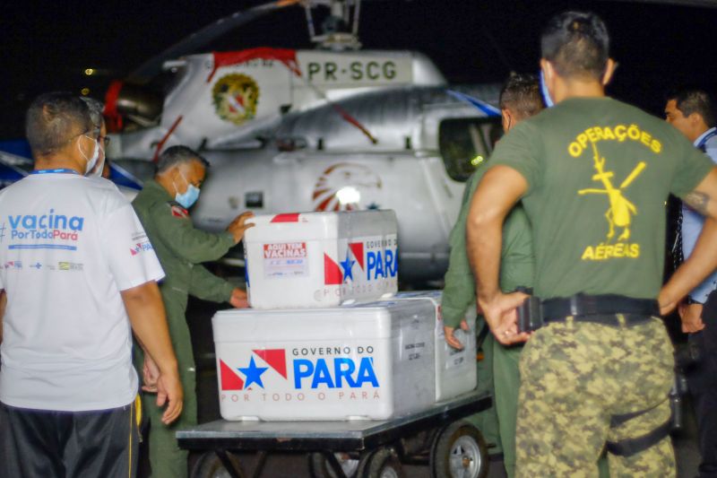 Vacinas para combater o Covid19 chegam a Belém para serem distribuídas pelos quatro cantos do Estado. <div class='credito_fotos'>Foto: Pedro Guerreiro / Ag. Pará   |   <a href='/midias/2021/originais/7202_7af71fc6-a3f7-bfbb-997d-aa093c90fe1c.jpg' download><i class='fa-solid fa-download'></i> Download</a></div>