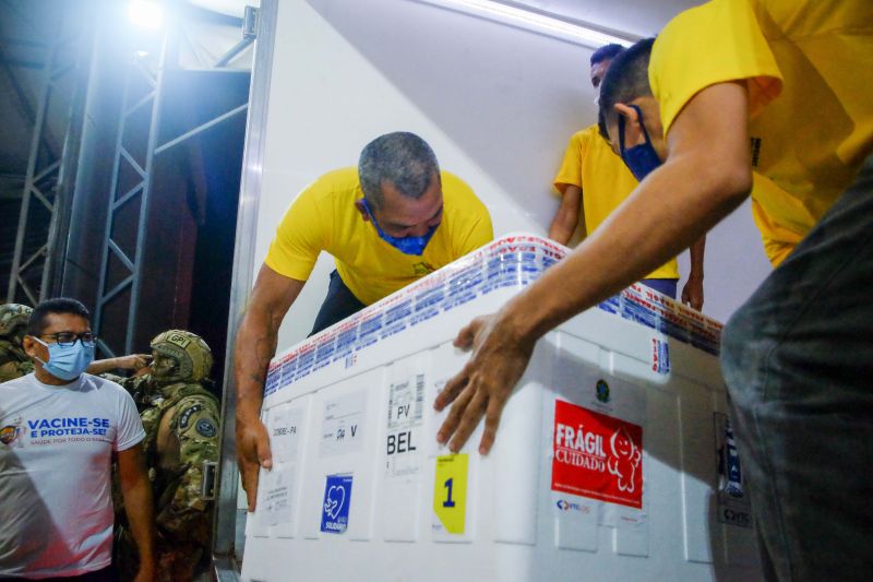 Vacinas para combater o Covid19 chegam a Belém para serem distribuídas pelos quatro cantos do Estado. <div class='credito_fotos'>Foto: Pedro Guerreiro / Ag. Pará   |   <a href='/midias/2021/originais/7202_8732de87-8746-bbc5-732a-daa7bdda7804.jpg' download><i class='fa-solid fa-download'></i> Download</a></div>