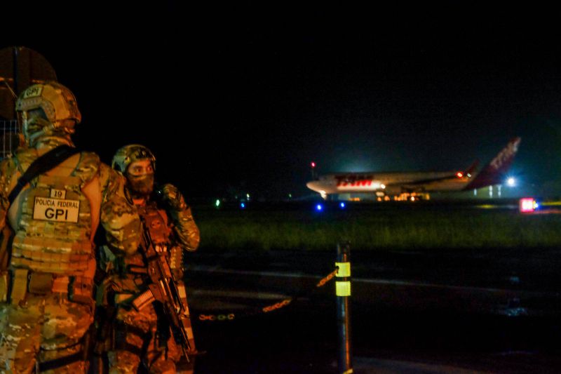 Vacinas para combater o Covid19 chegam a Belém para serem distribuídas pelos quatro cantos do Estado. <div class='credito_fotos'>Foto: Pedro Guerreiro / Ag. Pará   |   <a href='/midias/2021/originais/7202_95f0f7f4-6613-b543-afa1-2f80cfc38964.jpg' download><i class='fa-solid fa-download'></i> Download</a></div>